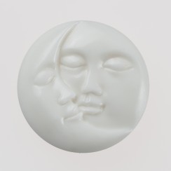 Ar rokām darinātas klasiskas ziepes bez krāsvielām un smaržvielām Ar rokām darinātas klasiskas ziepes bez krāsvielām un smaržvielām