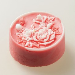 Ar rokām darinātas ziepes ar rožu aromātu. Roku darbs. Ar rokām darinātas ziepes ar rožu aromātu. Roku darbs.