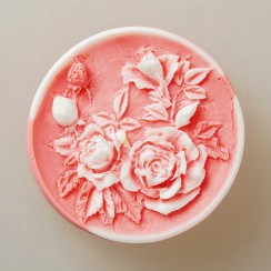 Ar rokām darinātas ziepes ar rožu aromātu. Roku darbs. Ar rokām darinātas ziepes ar rožu aromātu. Roku darbs.