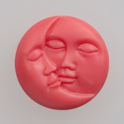 Ar rokām darinātas ziepes ar mango aromātu. Roku darbs. Ar rokām darinātas ziepes ar mango aromātu. Roku darbs.