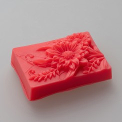 Ar rokām darinātas ziepes ar meža zemeņu aromātu. Roku darbs. Ar rokām darinātas ziepes ar meža zemeņu aromātu. Roku darbs.