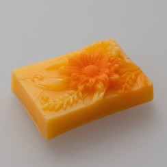 Ar rokām darinātas ziepes ar liepziedu medus aromātu. Roku darbs. Ar rokām darinātas ziepes ar liepziedu medus aromātu. Roku darbs.