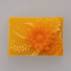 Ar rokām darinātas ziepes ar liepziedu medus aromātu. Roku darbs. Ar rokām darinātas ziepes ar liepziedu medus aromātu. Roku darbs.