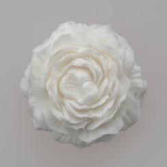 Ar rokām darinātas ziepes ar rožu aromātu. Roku darbs.