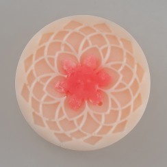 Ar rokām darinātas ziepes ar liepziedu medus aromātu. Roku darbs. Ar rokām darinātas ziepes ar liepziedu medus aromātu. Roku darbs.